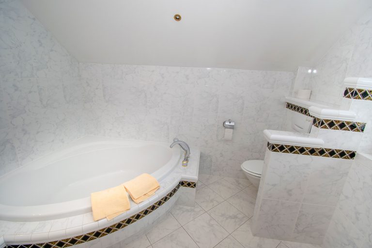 Villa Salza Obergeschoß - Elternschlafzimmer Bad